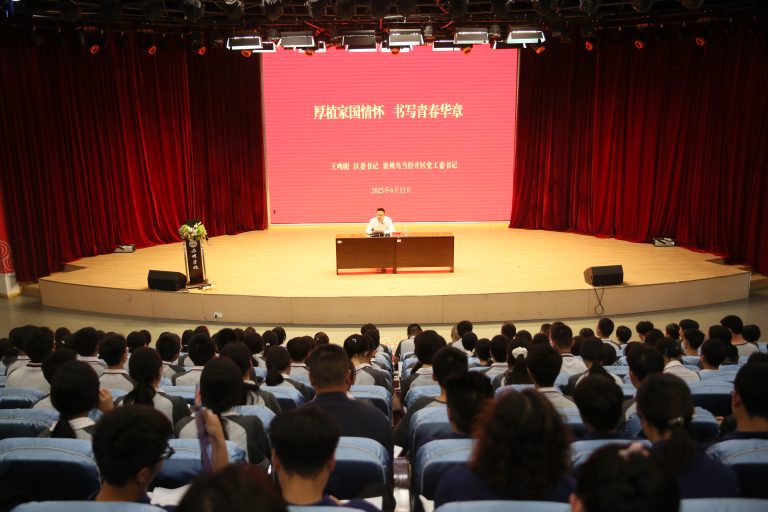 厚植家国情怀   书写青春华章 ——区委书记、乌当经开区党工委书记王鸣明到贵阳为明学校讲授思想政治理论课